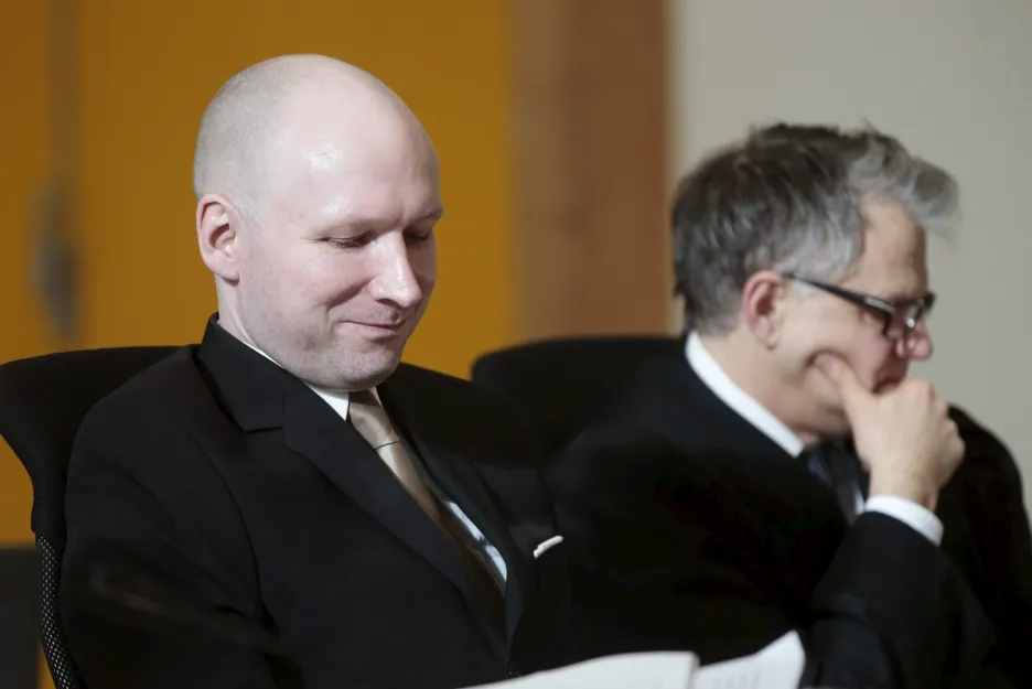 Breivik (vlevo) se svým advokátem