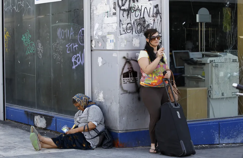 Žebračka a turista v Aténách