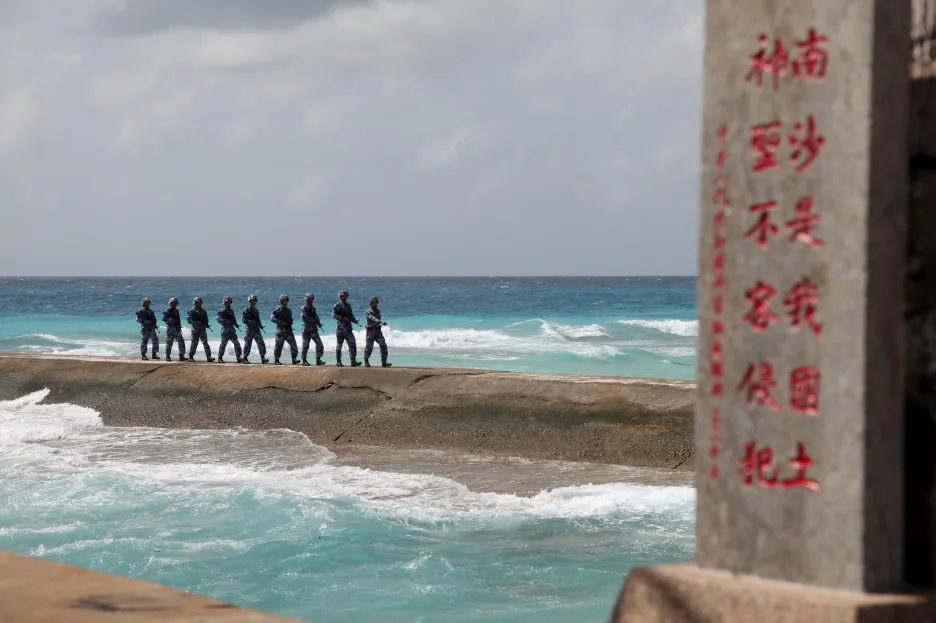 čínští vojáci na jednom ze Spratlyho ostrovů
