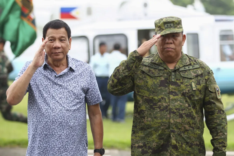 Rodrigo Duterte (vlevo)