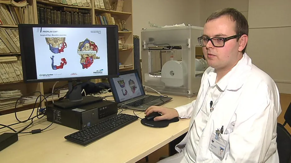 Josef Šebek ze Stomatologické kliniky při 3D plánování operace