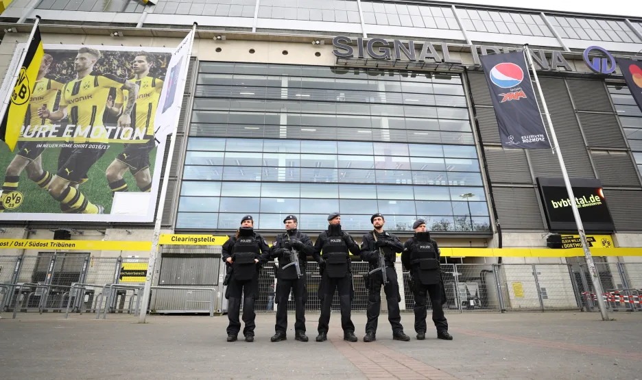 Policie před stadionem Borussie Dortmund