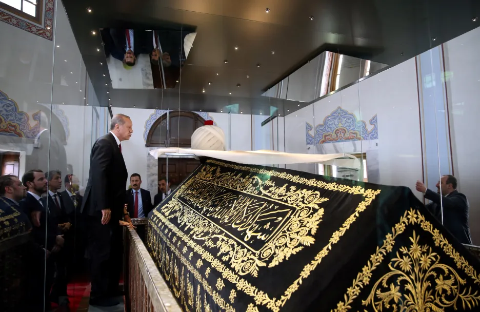 Recep Tayyip Erdogan u hrobu osmanského sultána Mehmeda II. Dobyvatele