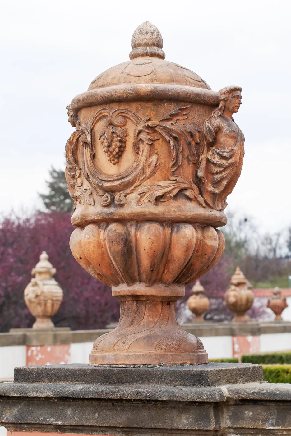 Dekorativní váza na ohradní zdi, terasa Trojského zámku 