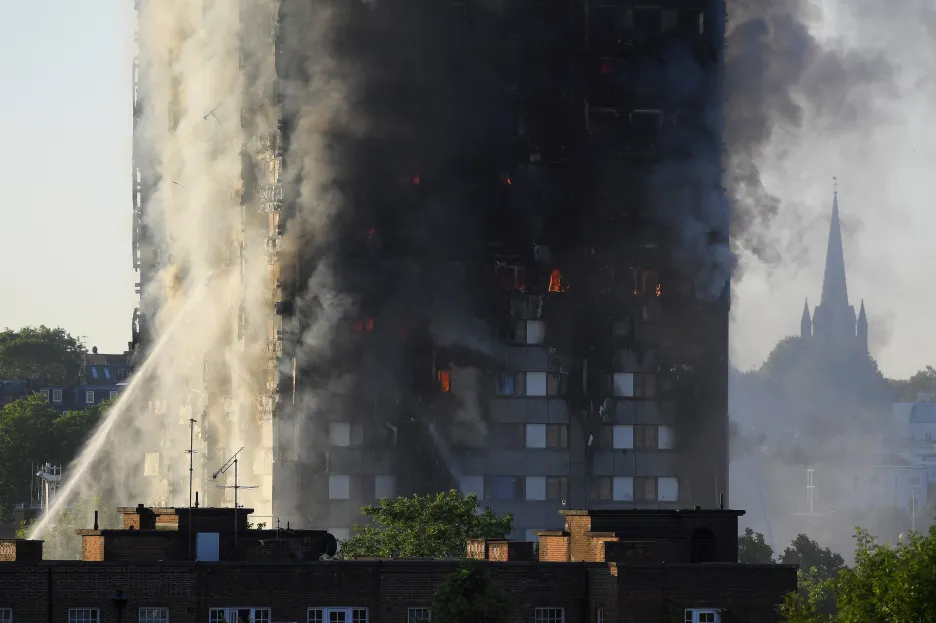 Požár bytového domu v Londýně