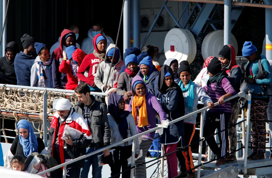 Migranti čekají v sicilském přístavu