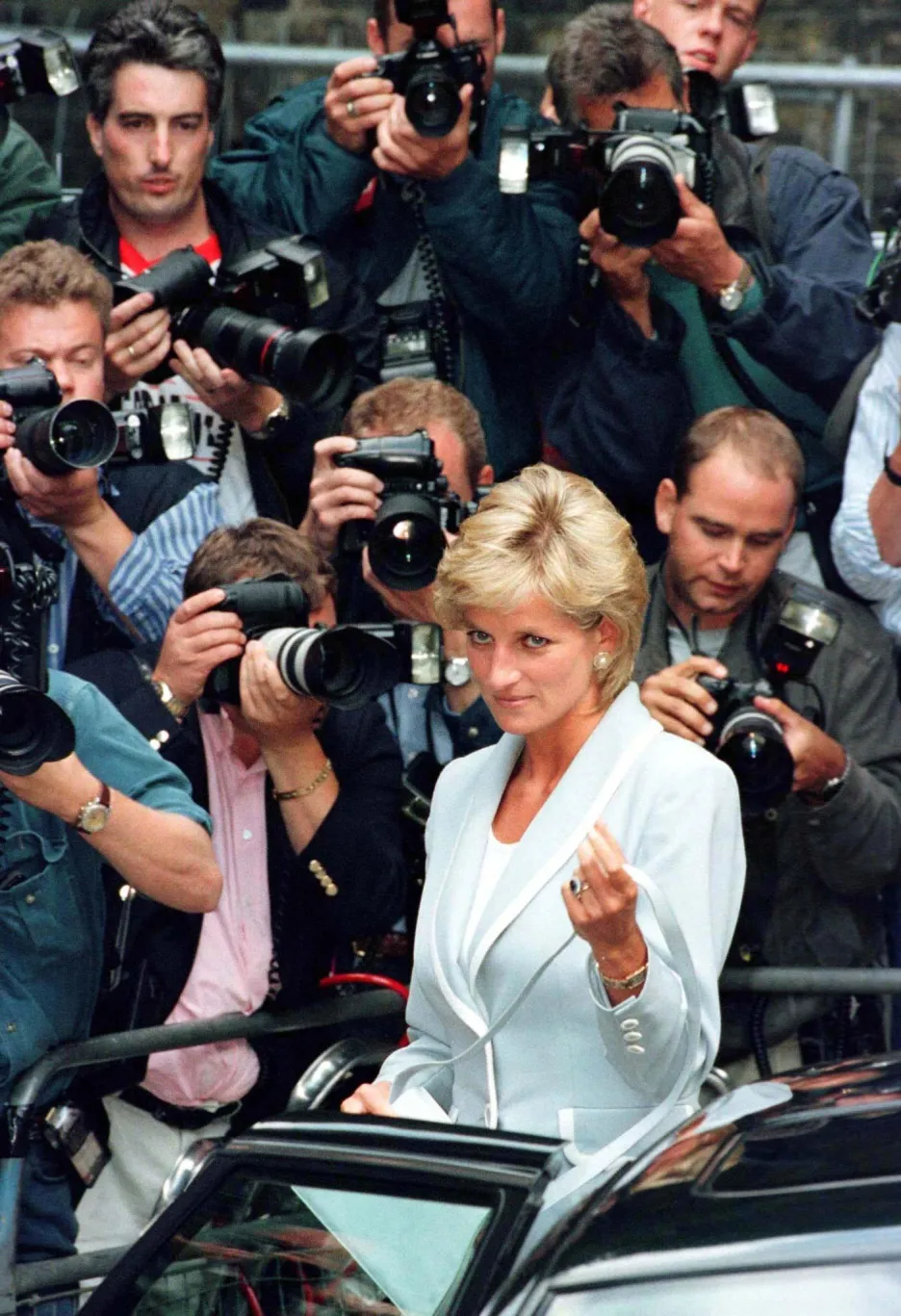 S fotografy v zádech. Diana byly nejfotografovanější ženou světa (prosinec 1996)