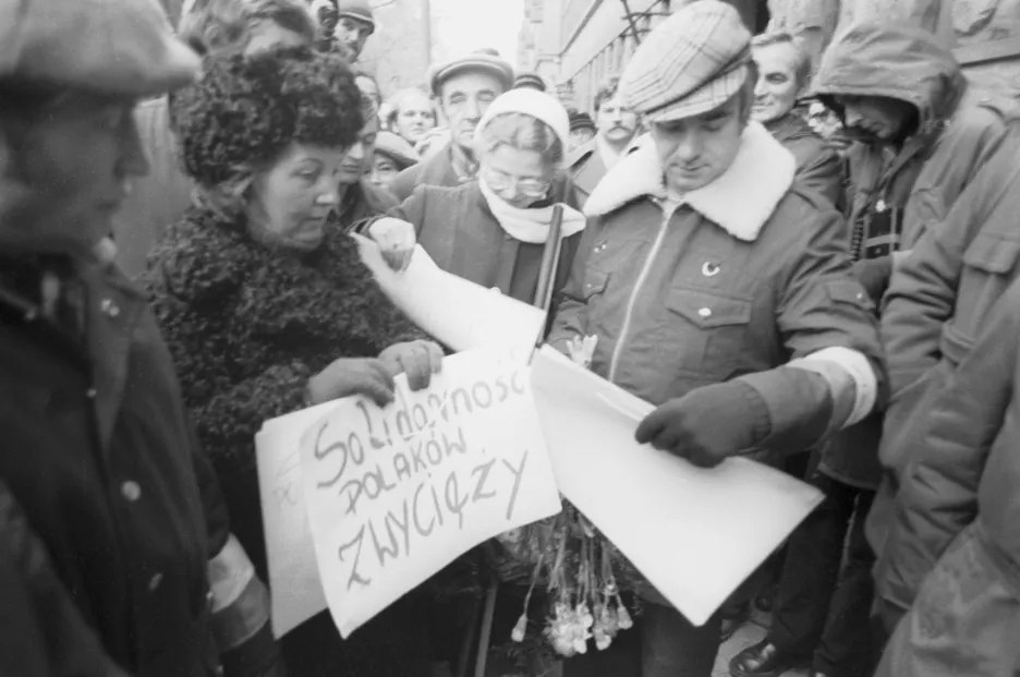 Shromáždění před Nejvyšším soudem, kde proběhla v listopadu 1980 registrace Solidarity