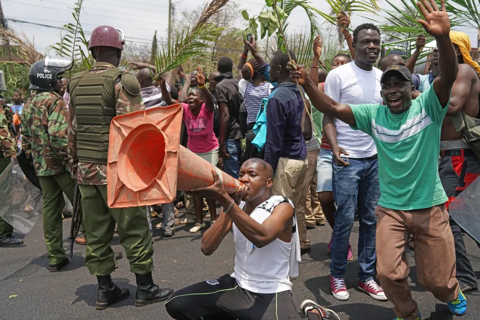 Odingovi příznivci slaví v ulicích Nairobi zneplatnění prezidentských voleb
