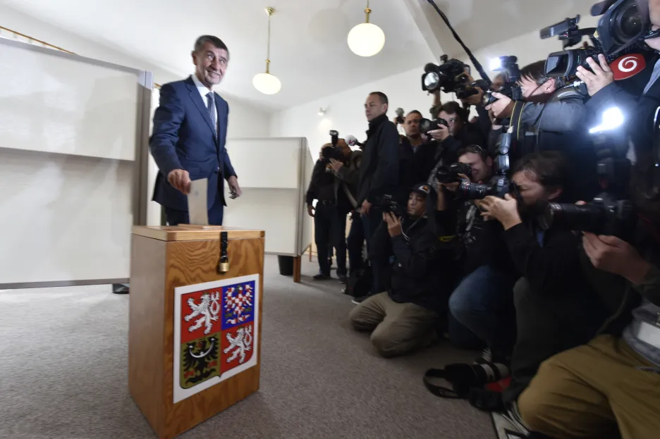 Andrej Babiš ve volební místnosti 