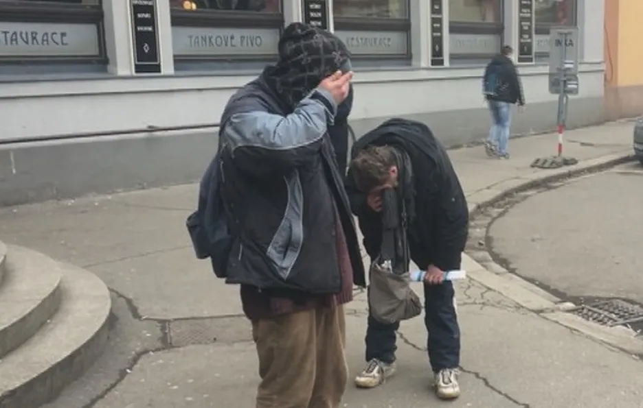 Napadení bezdomovci před budovou sjezdu ČSSD
