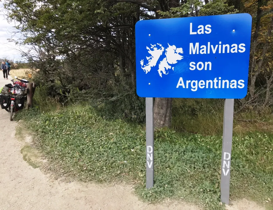 Cedule v Národním parku Tierra del Fuego, která zmiňuje argentinské vlastnictví Malvín