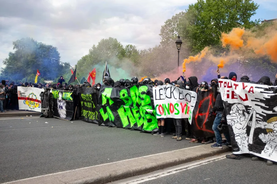 Bouřlivý 1. květen 2018 v ulicích francouzské metropole
