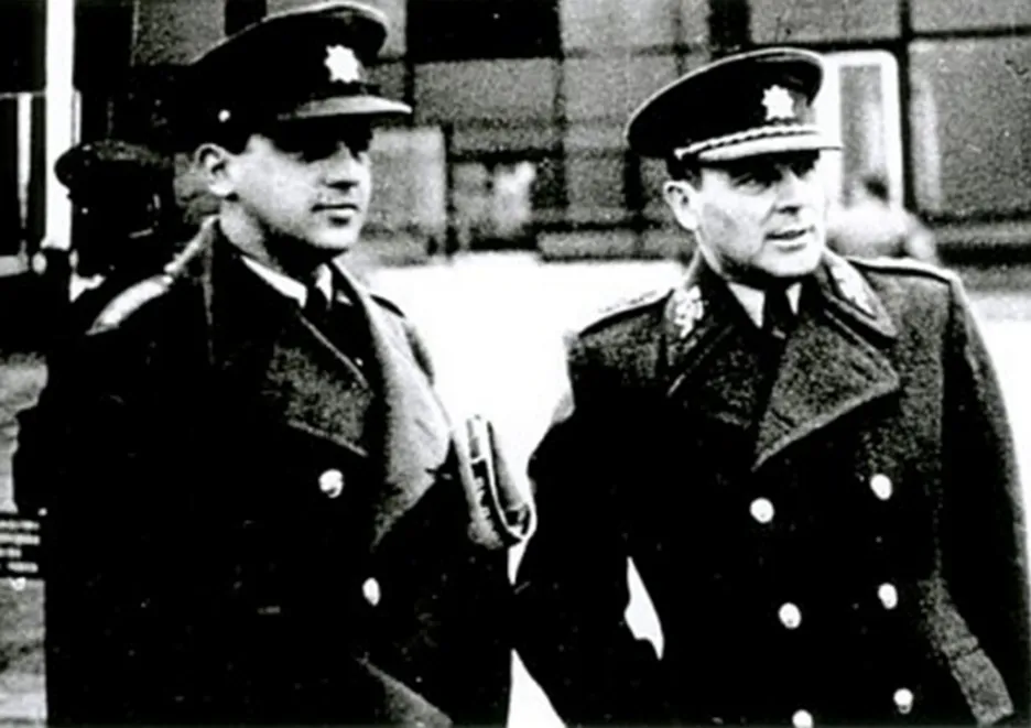 Jedna z posledních fotografií na svobodě – se synem Milanem ve Střešovicích (duben 1948)