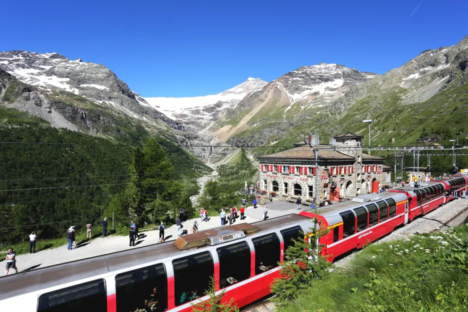 Bernina Express v zastávce Alp Grüem