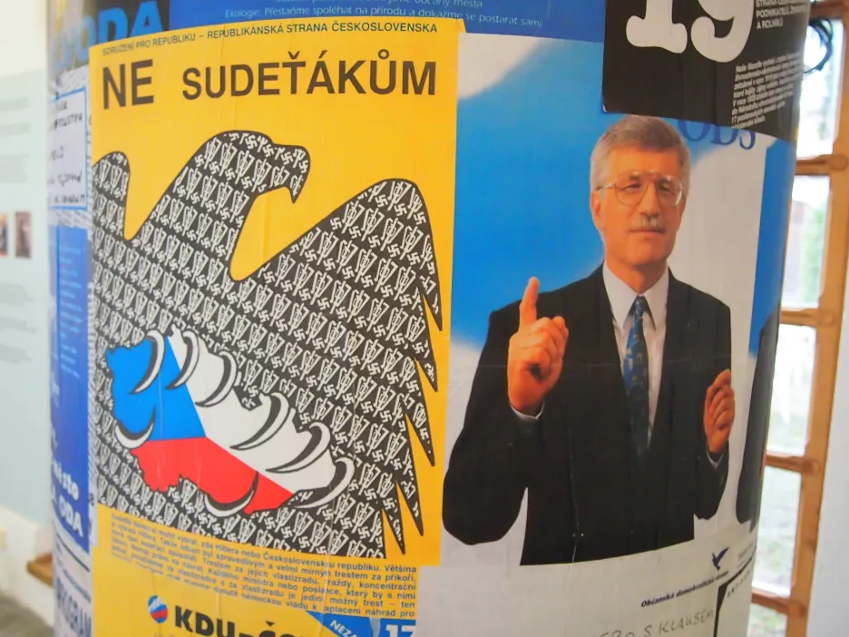 Sloup s předvolebními plakáty politických stran z 90. let.