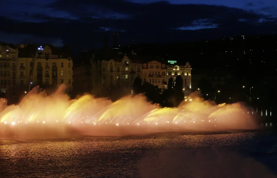 Dobrovolné jednotky hasičů za technické a logistické podpory profesionálních hasičů 2. června 2018 v Praze vytvořily za doprovodu světel a hudby hasičskou vodní fontánu. Konala se při příležitosti 100. výročí vzniku Československa.