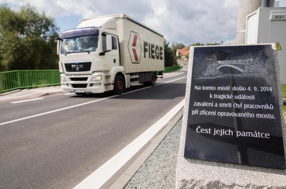 Na novém mostě ve Vilémově je pamětní deska připomínající tragédii, při které zahynuli čtyři dělníci