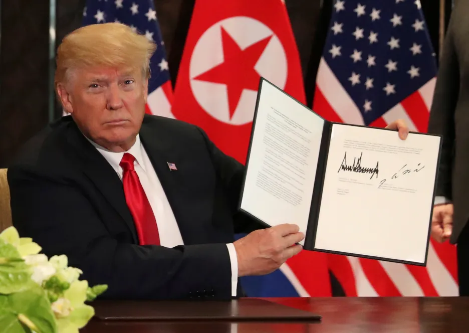 Donald Trump s dokumentem, který podepsali s Kimem