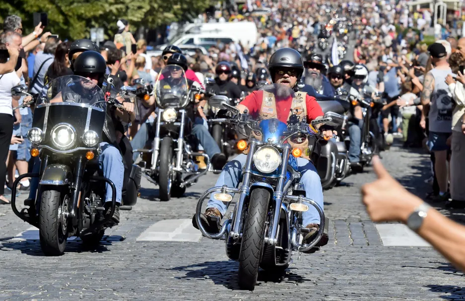Spanilá jízda účastníků oslav 115. výročí Harley-Davidson projela 7. července centrem Prahy