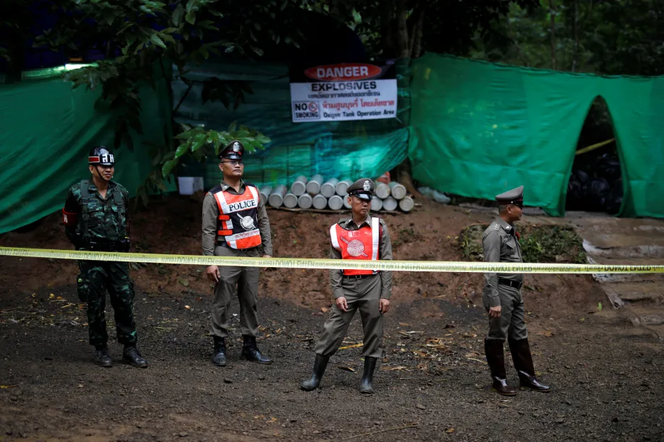 Thajská policie střeží vstup do jeskynního komplexcu