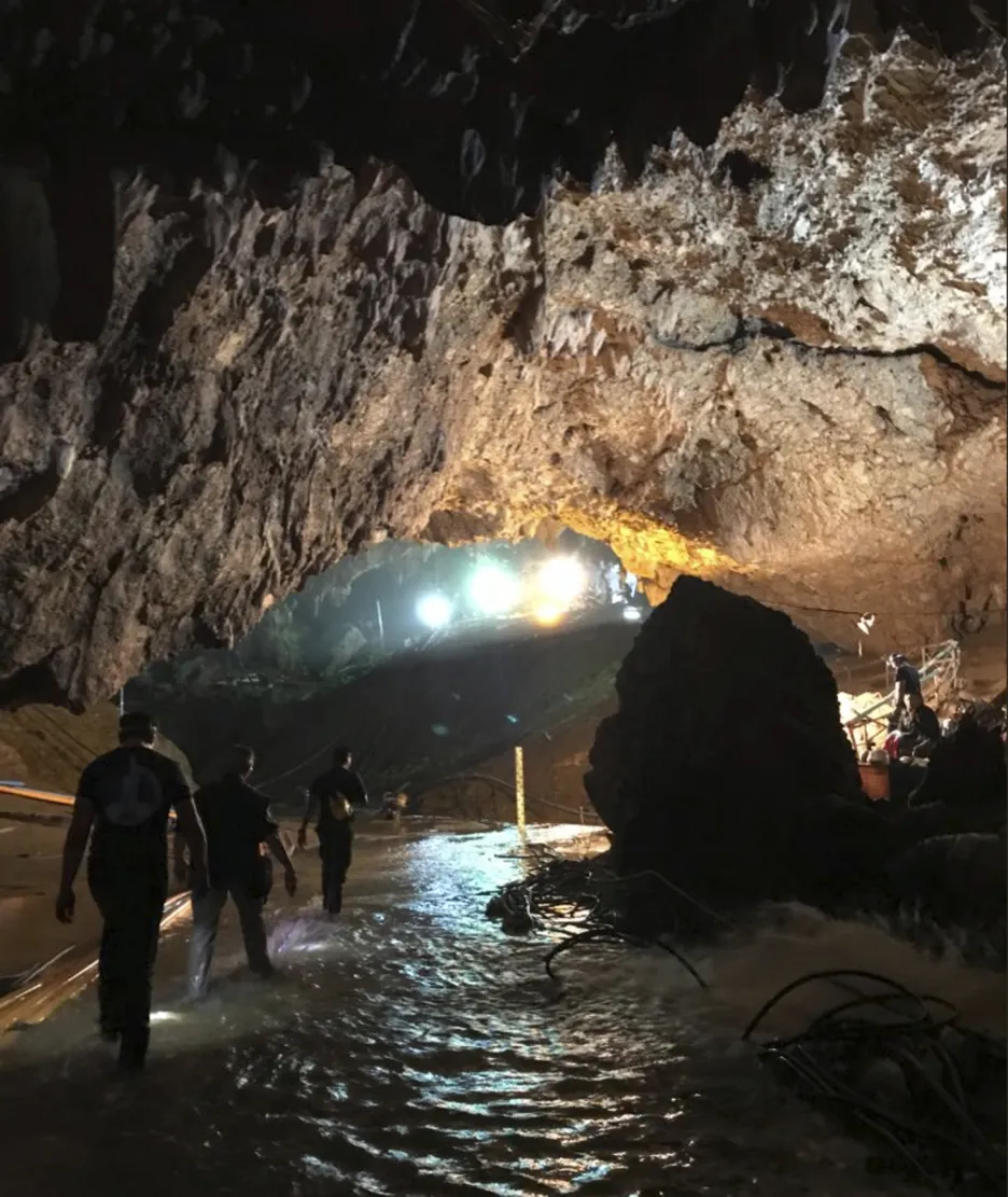 Záchrana chlapců z jeskyně. Fotografie na místě pořídil podnikatel Elon Musk