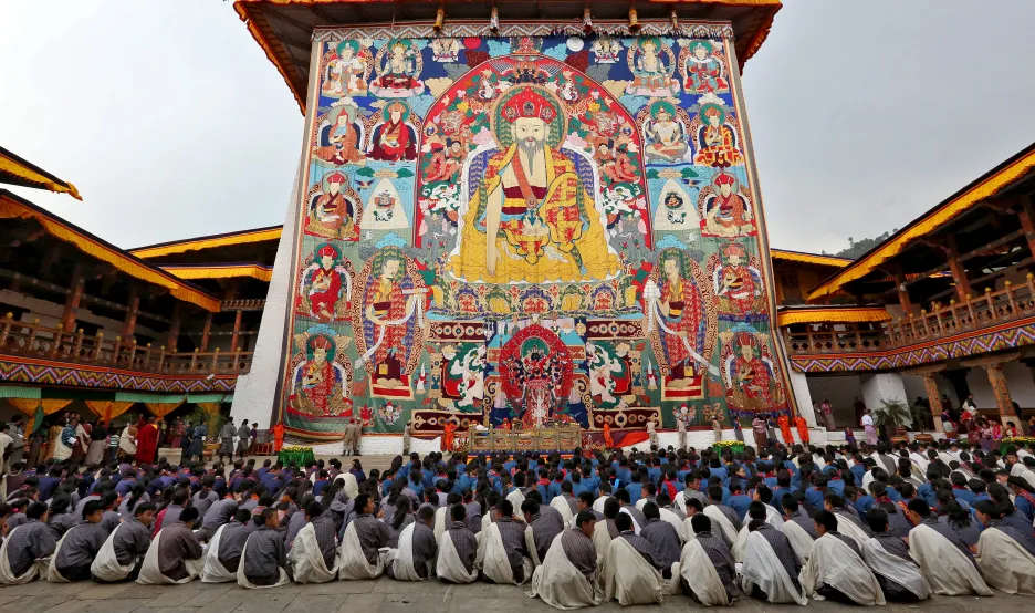 Modlící se studenti v Bhútánu