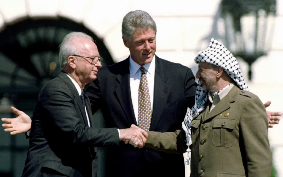 Jicchak Rabin, Bill Clinton a Jásif Arafat po podpisu mírové dohody 