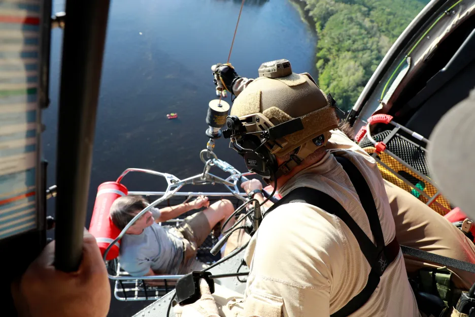 Letecká jednotka celní správy zachraňuje muže uvízlého v zatopené oblasti Severní Karolíny