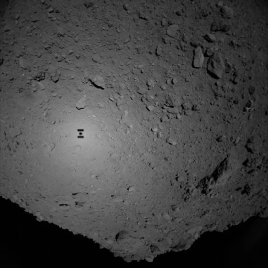 Takhle si Hayabusa vyfotila vlastní stín při cestě k asteroidu