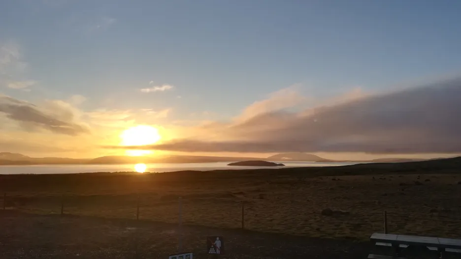 Pustá islandská planina při východu slunce
