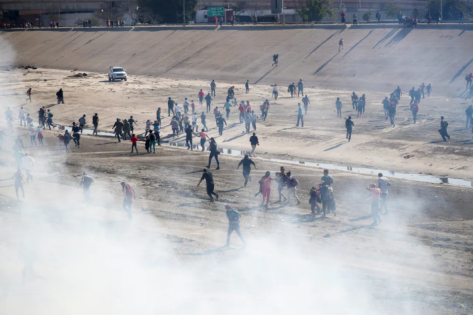 Migranti prchají před slzným plynem na mexicko-americké hranici
