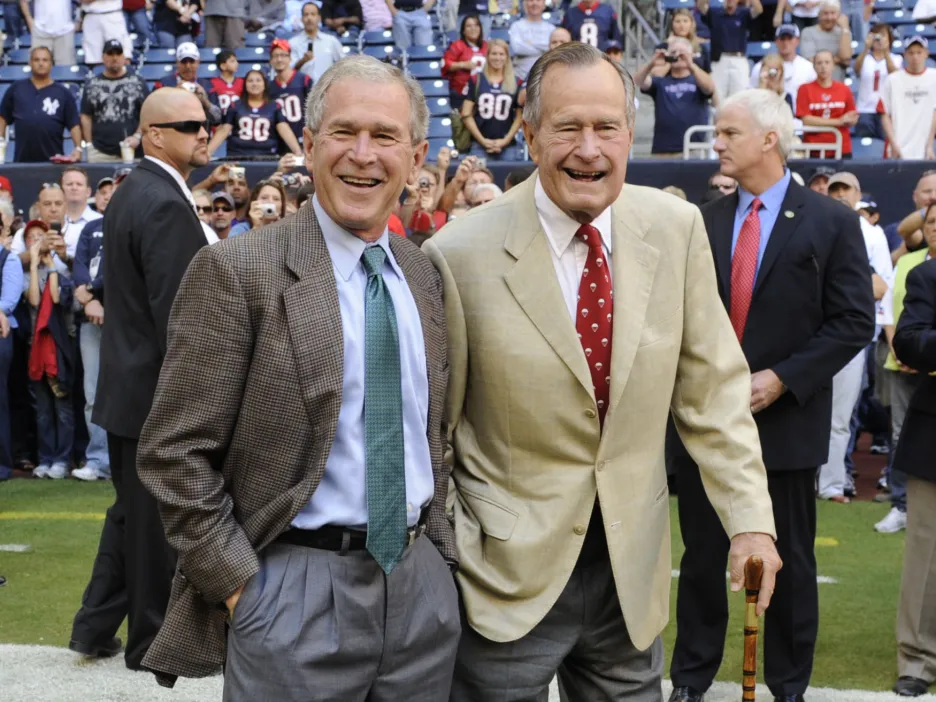 George Herbert Walker Bush (vpravo, 41. prezident USA v letech 1989 až 1993) a jeho syn Georg Walker Bush (43. prezident USA v letech 2001 až 2009). Snímek je z roku 2009.