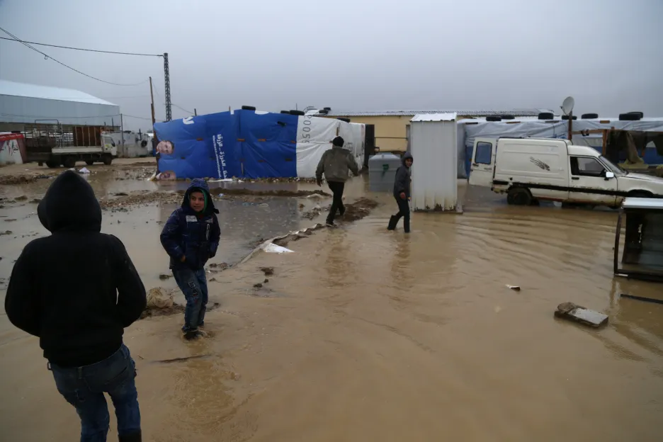 Zaplavený uprchlický tábor v údolí Biká