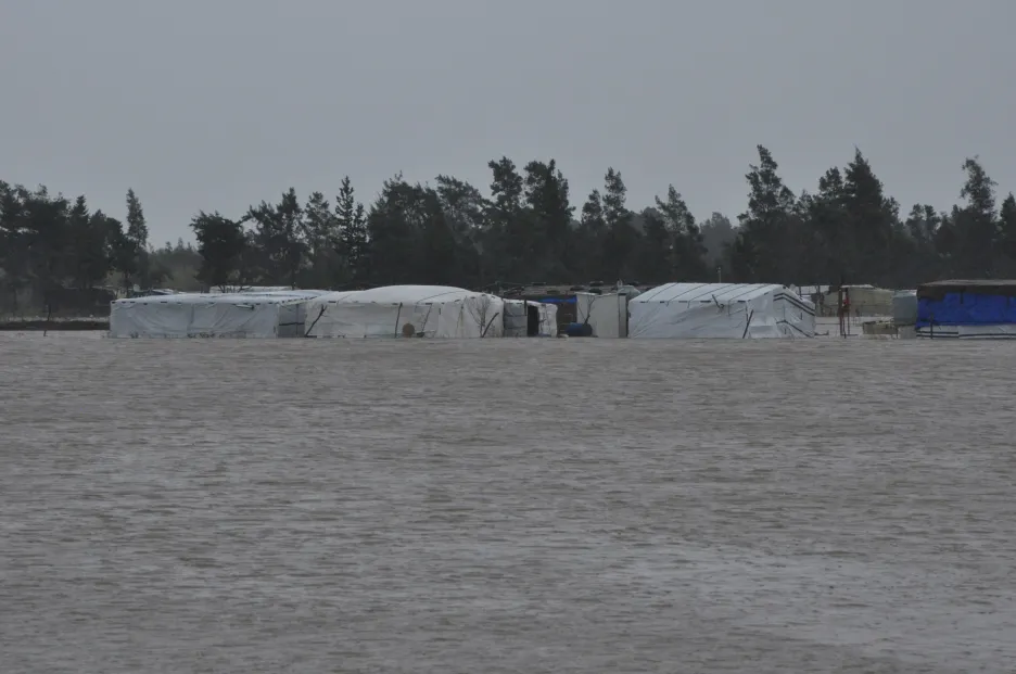 Zaplavený uprchlický tábor u města Tripolis v Libanonu