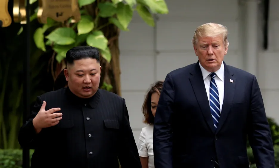 Kim Čong-un a Donald Trump v hotelové zahradě