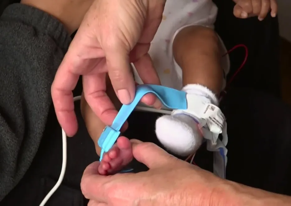 Senzor na noze novorozence
