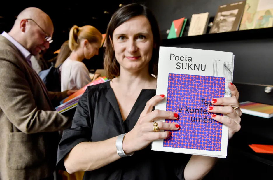 Marcela Straková z Nadačního fondu 8smička s knihou Pocta suknu: Textil v kontextu umění, která vyhrála první místo v kategorii Katalogy