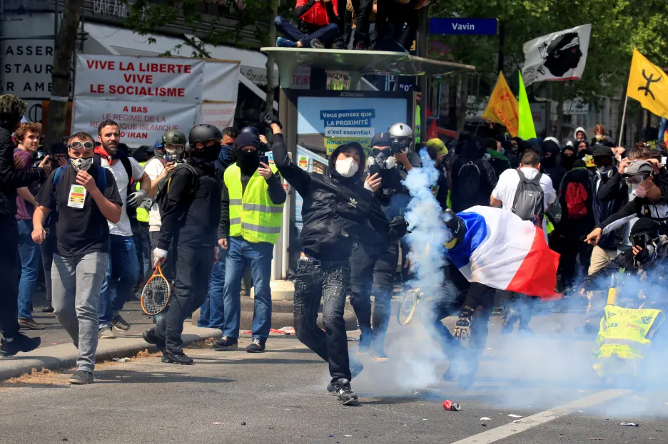 Policie nasadila proti demonstrantům slzný plyn
