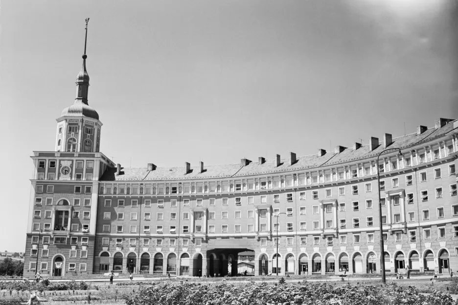 Dům s věží - nejvýraznější stavba komplexu Oblouk v Porubě (1958)