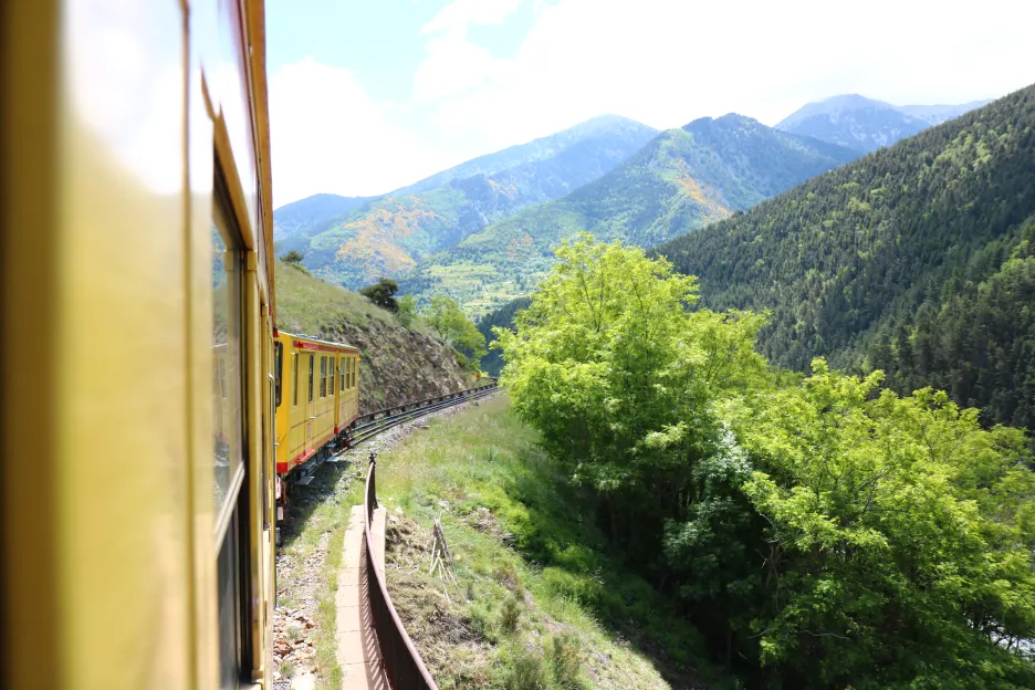 Kanárkový vlak na úpatí Pyrenejí