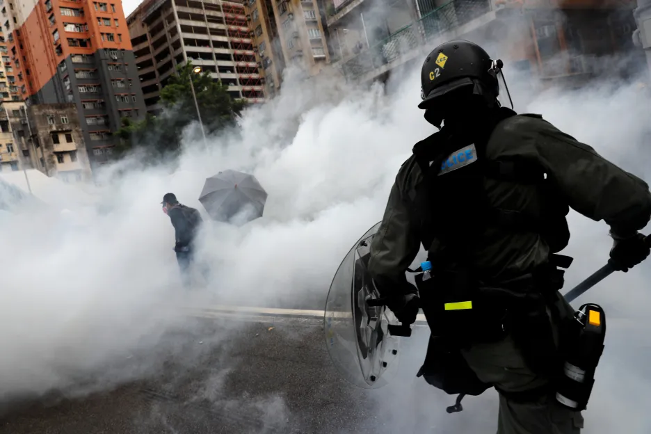 Policie zasáhla proti demonstrantům v Hongkongu slzným plynem