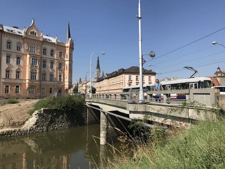Most přes řeku Moravu v centru Olomouce