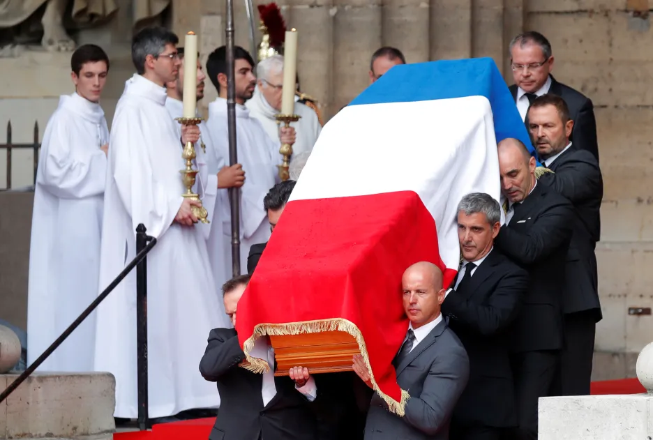 Vynášení Chiracovy rakve z kostela Saint-Sulpice