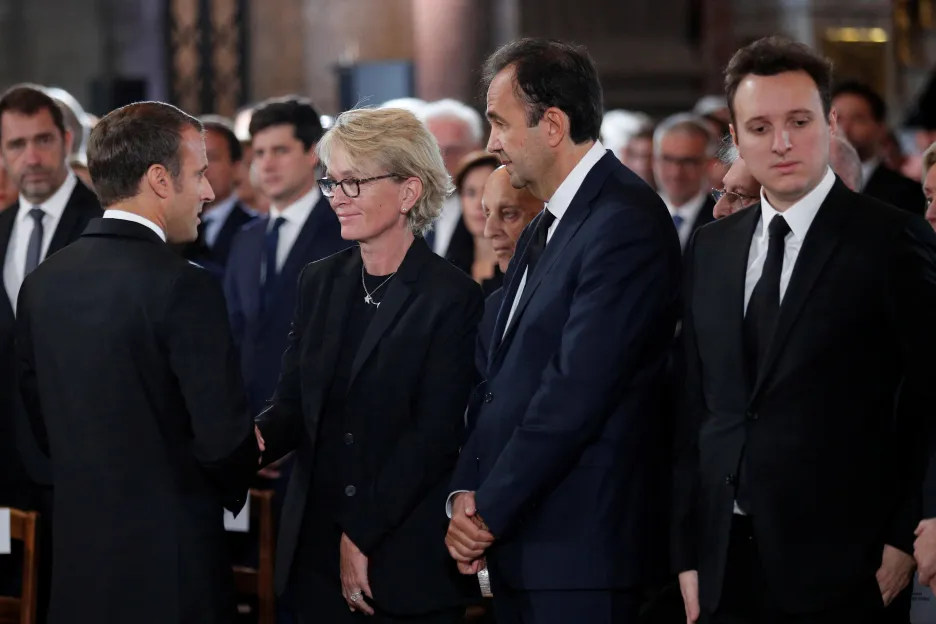 Prezident Macron s Chiracovou dcerou Claude a její rodinou