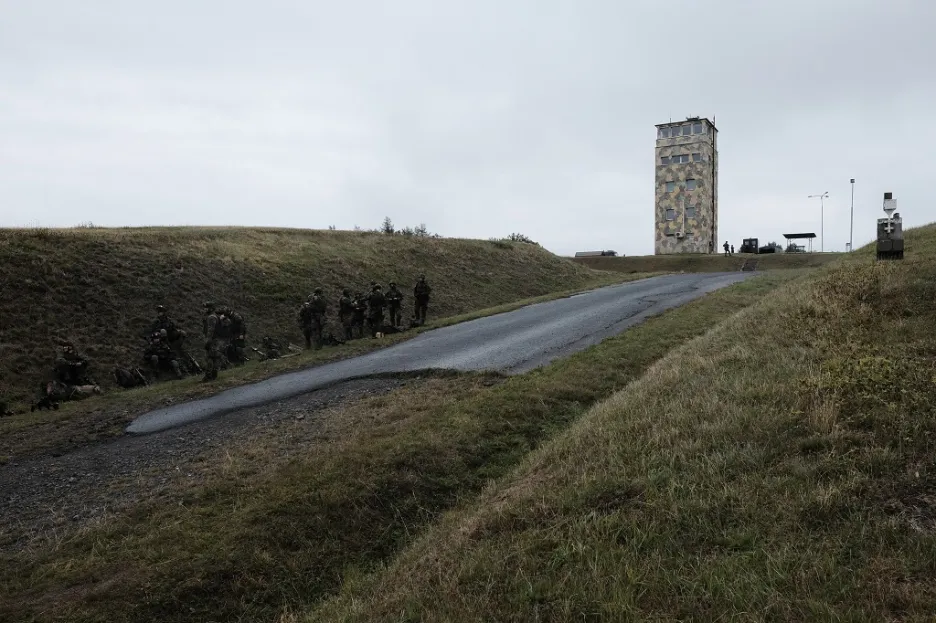 Řídicí věž střelnice Mětikalov ve vojenském prostoru Hradiště