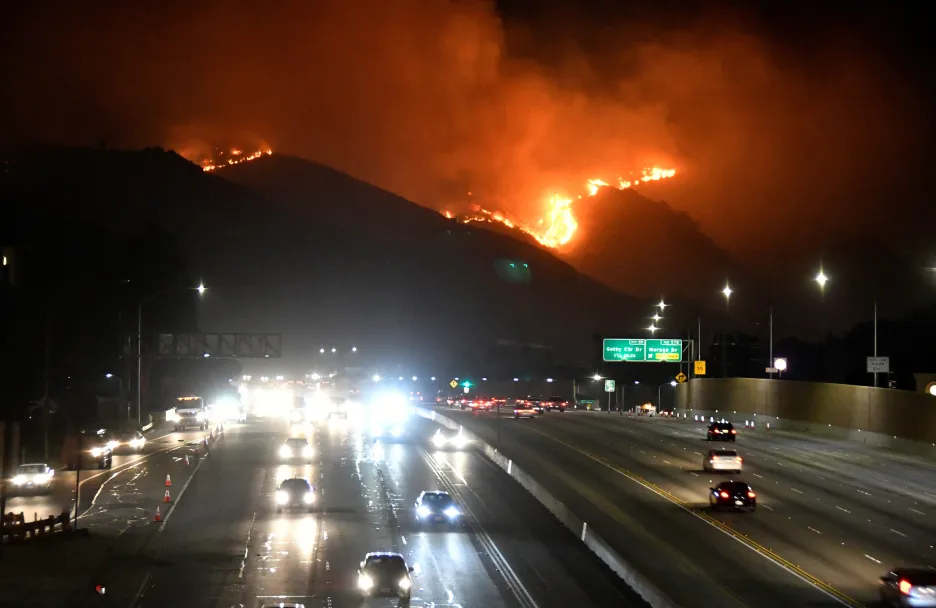 Požár zuřící západně od Los Angeles