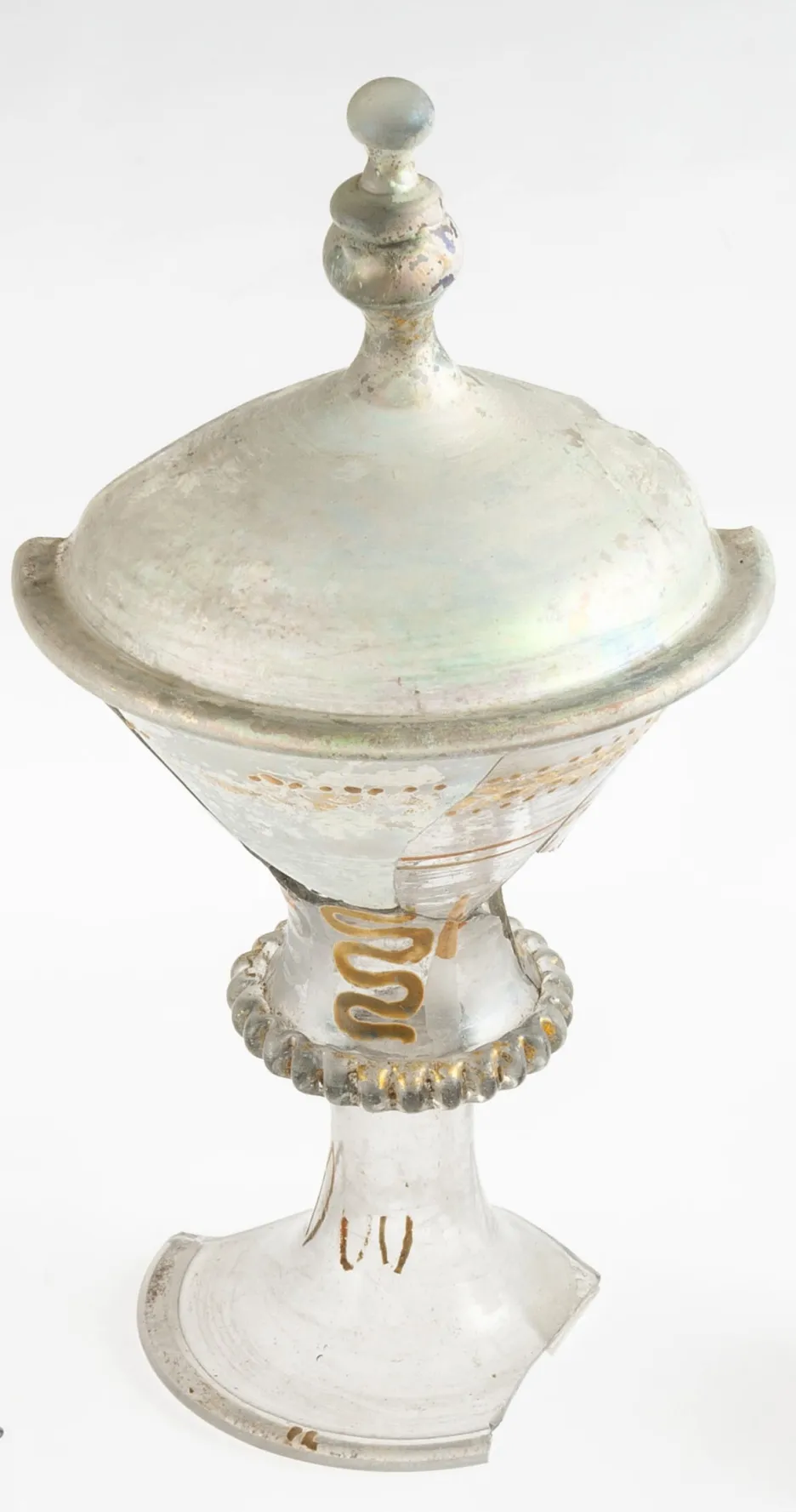 Malovaný a zlacený pohár s víkem z bratislavského hradu – vyšší kategorie luxusního zboží.