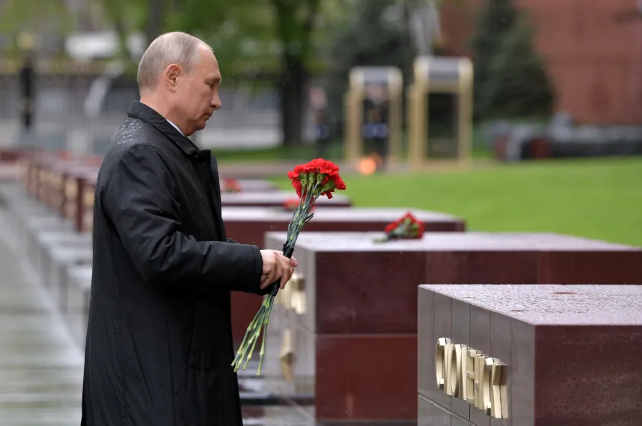 Ruský prezident Vladimir Putin pokládá květiny u hrobu Neznámého vojína