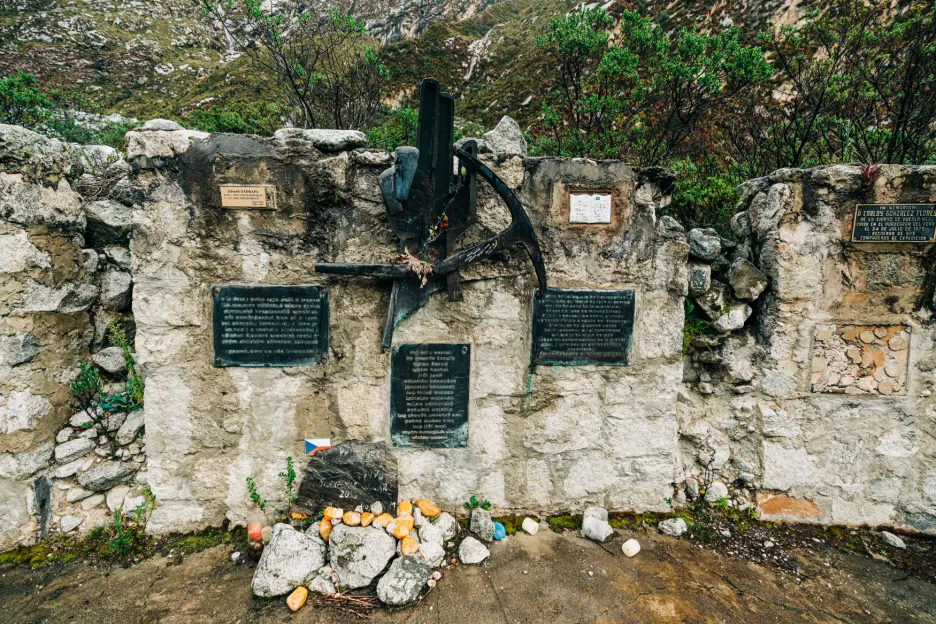 Pomník členům československé horolezecké výpravy Peru 1970, kteří zahynuli při zemětřesení pod severním vrcholem Huascaránu u jezera Llanganuco 